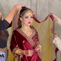 Seperti penampilan-penampilannya di berbagai acara jelang pernikahan, penampilan Putri di hari pernikahannya pun terlihat cantik manglingi dengan makeup yang cukup tebal. Mengenakan pakaian adat dan aksesori lengkap khas India, penampilan Putri banjir pujian netizen. Foto: Instagram/@da4_putri03