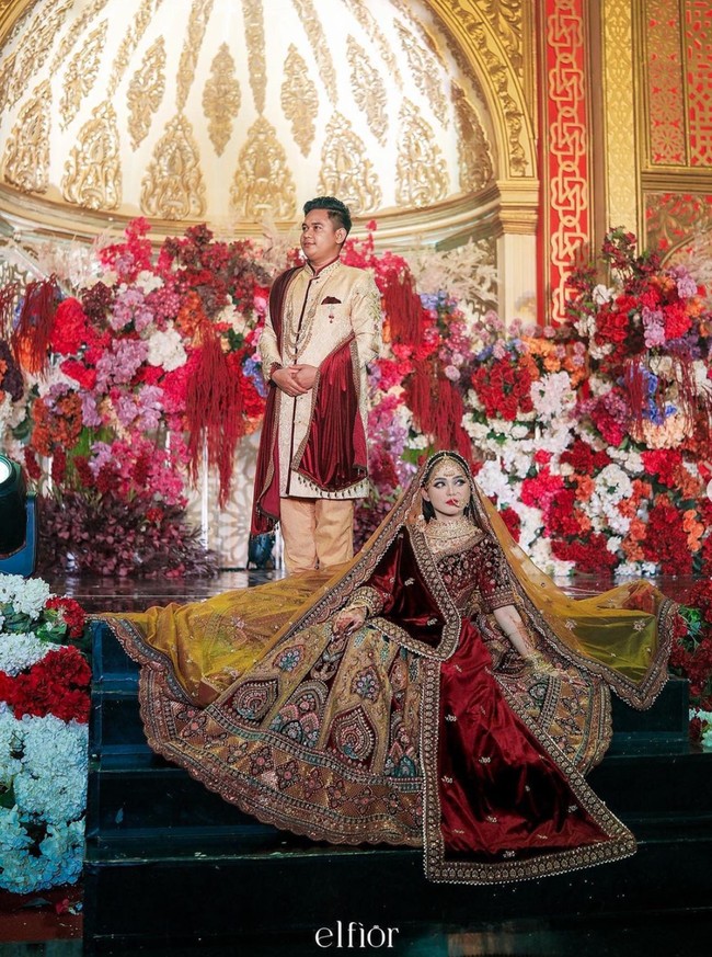 Putri Isnari jebolan Dangdut Academy ke-4 telah resmi dipersunting sang suami yang merupakan anak dari bos batubara, Abdul Aziz pada Sabtu (20/4/24). Resepsi mewahnya pun tak kalah jadi sorotan. Foto: Instagram/@da4_putri03