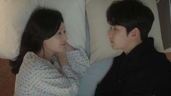 Seperti harapan penggemar Queen of Tears, karakter Kim Soo Hyun dan Kim Ji Won berakhir bahagia dan dikaruniai anak. Mereka menghabiskan masa tua bersama hingga sang istri lebih dulu berpulang. Sebuah adegan menampilkan momen haru Kim Soo Hyun telah berumur lansia dan mendatangi makam istrinya. Foto: Dok. tvN