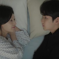 Seperti harapan penggemar Queen of Tears, karakter Kim Soo Hyun dan Kim Ji Won berakhir bahagia dan dikaruniai anak. Mereka menghabiskan masa tua bersama hingga sang istri lebih dulu berpulang. Sebuah adegan menampilkan momen haru Kim Soo Hyun telah berumur lansia dan mendatangi makam istrinya. Foto: Dok. tvN