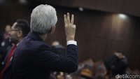 Ganjar berpose 3 jari usai sidang.