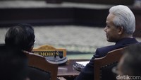 MK menyatakan pertimbangan detail dapat dibaca dalam berkas lengkap putusan yang akan diserahkan usai sidang. MK menyatakan permohonan pemohon tidak beralasan hukum.