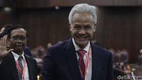 Ganjar dan Mahfud Md tampak tersenyum usai mengikuti sidang putusan di MK. Keduanya akan memberikan tanggapan di posko timses.