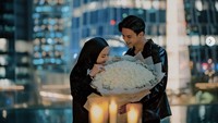 Rey Mbayang memang saat itu sedang berlibur ke Raja Ampat bersama istrinya, Dinda Hauw dan anak-anaknya. Ia pun menyempatkan waktu untuk diving. Foto: Instagram @rey_mbayang
