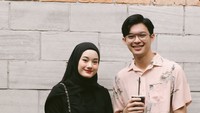 Terlepas dari kejadian mencekam ini, pemain film Cinta Subuh itu memang suka liburan bersama istri dan anak-anaknya. Ia juga senang membagikan momen romantis, termasuk saat makan bersama istri. Foto: Instagram @rey_mbayang