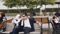 Ini salah satu momen ketika pasangan suami-istri selebriti itu sedang suap-suapan es krim sambil santai di tengah taman. Foto: Instagram @rey_mbayang