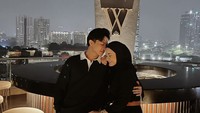 Terekam lagi memori ketika artis kelahiran 1998 itu menikmati momen makan malam di restoran Wolfgang yang terkenal. Mereka tampak serasi memakai baju serba hitam. Foto: Instagram @rey_mbayang