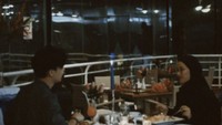 Terlihat keseruan ketika pasangan suami istri yang menikah sejak tahun 2020 itu menikmati sejumlah makanan sambil ngobrol santai di restoran. Foto: Instagram @rey_mbayang