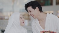 Ketika Dinda Hauw berulang tahun, pria 25 tahun itu tentu memberi kejutan serupa. Ia memberikan kue topping buah-buahan dan buket bunga berwarna putih. Foto: Instagram @rey_mbayang