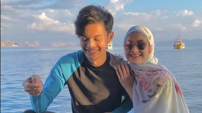 Romantis! Rey Mbayang Makan Malam dan Mancing Ikan Bareng Istri