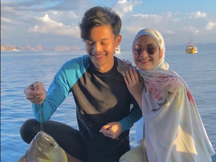 Romantis! Rey Mbayang Makan Malam dan Mancing Ikan Bareng Istri