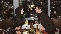 Rey dan Dinda juga sempat liburan ke Dubai. Mereka makan di sebuah restoran mewah di Burj Khalifa loh. Terlihat makanan yang dipesan mulai dari salad hingga daging. Foto: Instagram @rey_mbayang