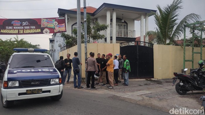 Rumah Via Vallen digeruduk massa Aliansi Arek Sidoarjo.