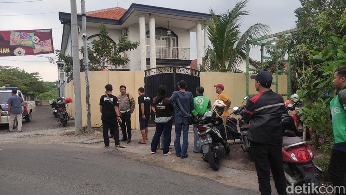 Rumah Via Vallen digeruduk massa Aliansi Arek Sidoarjo.