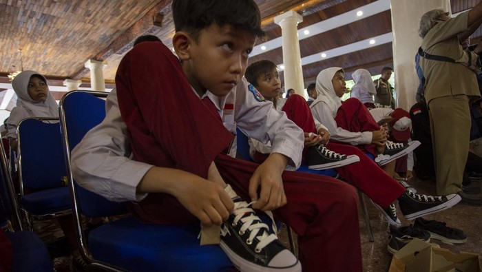 Semringah 1000 Siswa Sekolah di Indramayu Dapat Sepatu Gratis Siswa memakai sepatu baru yang diterima di Pendopo Indramayu, Jawa Barat, Senin (22/4/2024). Pemkab Indramayu menyalurkan 1000 pasang sepatu untuk anak-anak tingkat SD dan SMP yang membutuhkan. ANTARA FOTO/Dedhez Anggara/wpa.