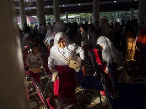 Semringah 1000 Siswa Sekolah di Indramayu Dapat Sepatu Gratis