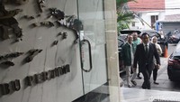Cawapres No urut 03, Muhaimin Iskandar tersenyum saat tiba di Kantor DPP PKB, Jakarta, Senin (22/4/2024).