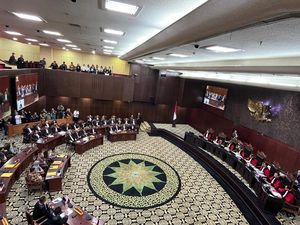 Pertaruhan Kenegarawanan Hakim MK