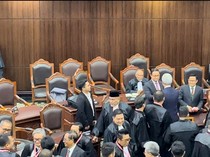 Sidang Putusan Sengketa Pilpres Usai, Tim Hukum Prabowo Salami Anies-Ganjar