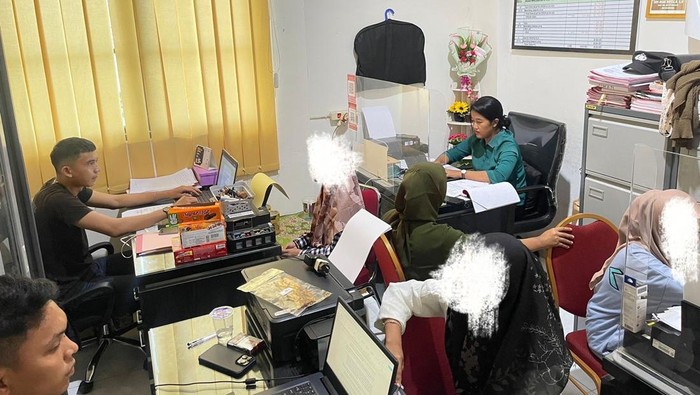 Siswi korban pelecehan Kepala Madrasah Aliyah di Tanjab Barat, Jambi  melapor ke polisi.