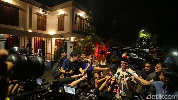 Suasana Kediaman Prabowo Usai Sidang MK, Tidak Ada Kegiatan Juru bicara Prabowo Subianto, Dahnil Anzar Simanjuntak memberi keterangan pers di depan Rumah Prabowo, Jakarta, Senin (22/4/2024).