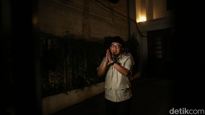 Juru bicara Prabowo Subianto, Dahnil Anzar Simanjuntak memberi keterangan pers di depan Rumah Prabowo, Jakarta, Senin (22/4/2024).