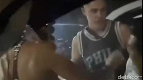 Tangkapan layar dua turis asing diduga menganiaya seorang sopir di Kuta, Badung, Bali.