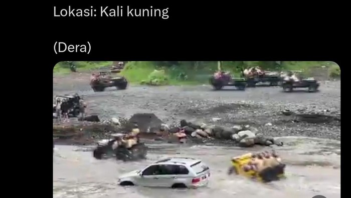 Tangkapan layar mobil wisatawan terjebak di jalur jip Merapi Kali Kuning, Sleman.