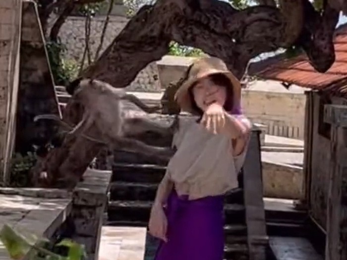 Tangkapan layar video Tiktok turis asal Korea, Kelly, yang mendadak viral lantaran diminta uang Rp 20 ribu seusai kaca matanya dirampas monyet di Uluwatu, belum lama ini.