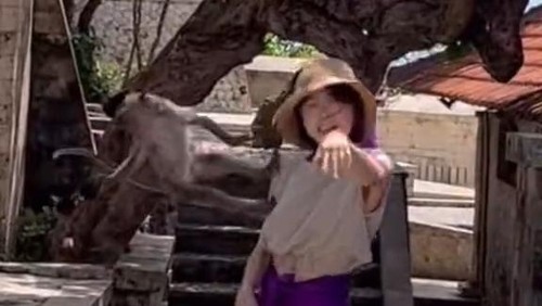 Tangkapan layar video Tiktok turis asal Korea, Kelly, yang mendadak viral lantaran diminta uang Rp 20 ribu seusai kaca matanya dirampas monyet di Uluwatu, belum lama ini.