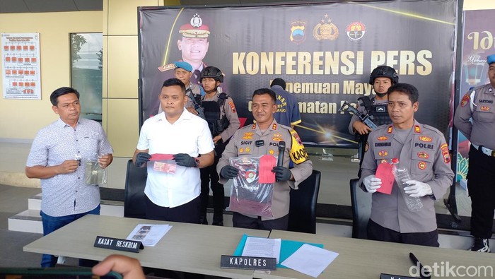 Tersangka pembunuh wanita penjaga toko yang ditemukan tewas terbungkus plastik di Sukoharjo. Foto diambil Senin (22/4/2024).