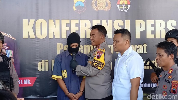 Tersangka pembunuh wanita penjaga toko yang ditemukan tewas terbungkus plastik di Sukoharjo. Foto diambil Senin (22/4/2024).