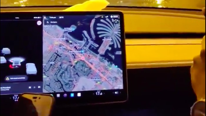 Tesla terjang banjir di Dubai