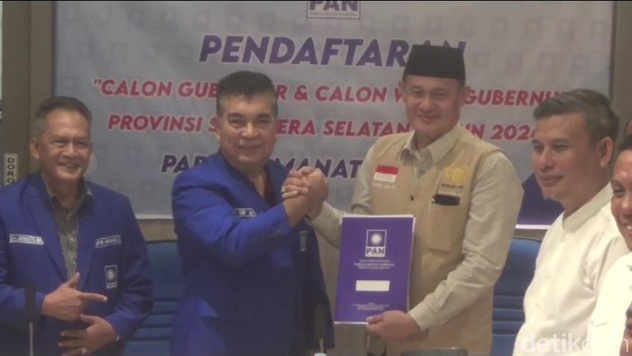 Tim Mawardi Yahya, Edward Jaya saat mengambil formulir pendaftaran di PAN