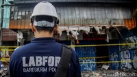 Tim Puslabfor Mabes Polri memeriksa lokasi kejadian kebakaran gedung yang menewaskan 7 orang di Mampang Prapatan, Jl Mampang Prapatan Raya, Jakarta Selatan, Senin (22/4/2024).