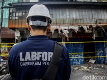 Tim Puslabfor Cek Lokasi Kebakaran Maut di Toko Bingkai Mampang