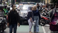 Tampak para warga melihat lokasi kebakaran toko bingkai mampang.  