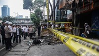 Lokasi kebakaran diberi garis kuning polisi.