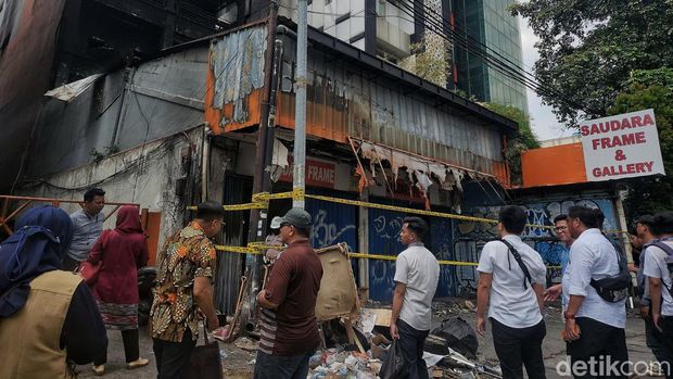 Kepolisian mulai melakukan olah TKP kebakaran toko bingkai di Mampang Prapatan, Jakarta Selatan. Olah TKP akan dilakukan bersama laboratorium forensik hari ini.