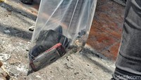 Tim Puslabfor mengambil sejumlah barang bukti bekas kebakaran seperti handphone untuk meneliti penyebab kebakaran.