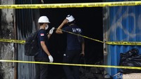 Sebelumnya, petugas telah melakukan penyedotan air ini di basement toko tersebut.