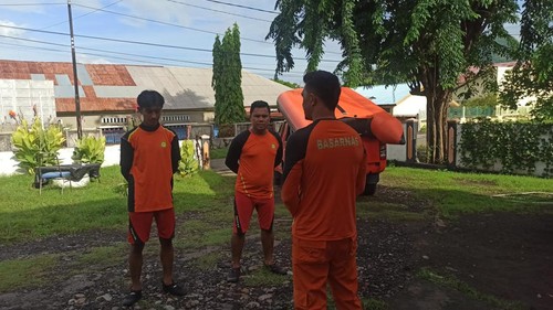 Tim Rescue Unit Siaga SAR Ende dikerahkan mencari Thomas Edison Iwa, perangkat Desa Wolotelu, yang tenggelam di Laut Makeo, Kecamatan Mauponggo, Nagekeo, NTT. (Dok. Basarnas Maumere)