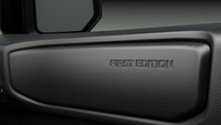 Terdapat embos First Edition untuk Land Cruiser 250 edisi terbatas. Foto: Toyota