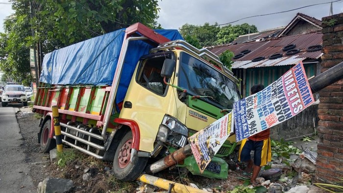 Truk menabrak lampu bangjo dan pagar rumah di Simpang Tembi, Sewon, Bantul, Senin (22/4/2024).