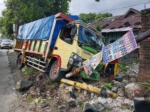 Hilang Kendali, Truk Tabrak Lampu Bangjo-Pagar Rumah di Sewon Bantul