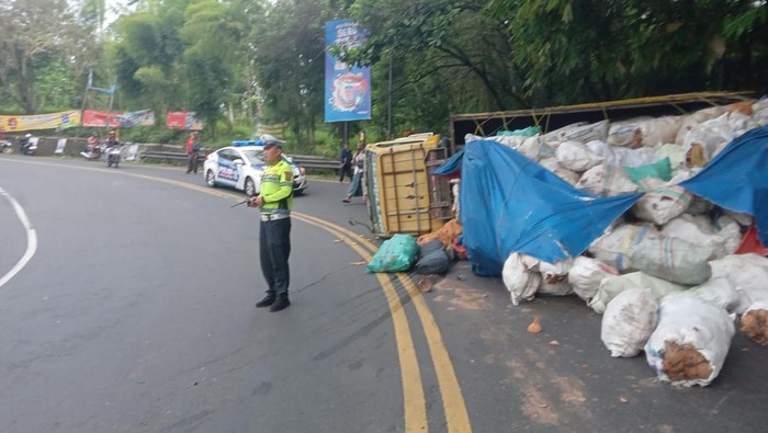 Truk mengangkut batok kelapa terguling Jalan Wonosari, Patuk, Gunungkidul, Senin (22/4/2024) sore.