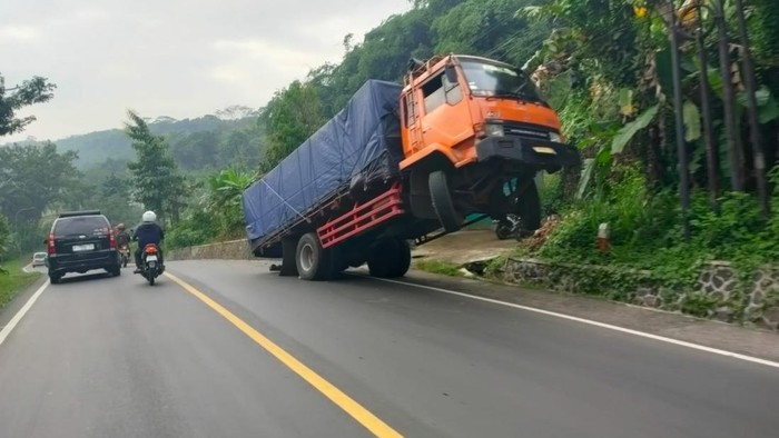 Truk standing di Tanjakan Cibeka, Ciamis