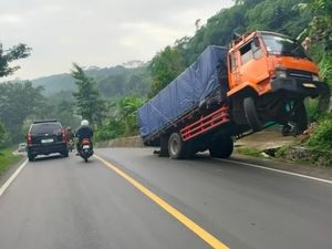 Heboh Ada Truk Standing di Tanjakan Cibeka Ciamis