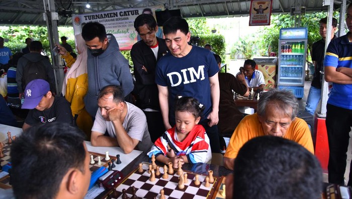 Salah satu cabang olahraga Catur dipercaya bisa mempererat silaturahmi dan tali persaudaraan antar sesama masyarakat. Ini buktinya.