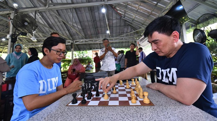 Salah satu cabang olahraga Catur dipercaya bisa mempererat silaturahmi dan tali persaudaraan antar sesama masyarakat. Ini buktinya.